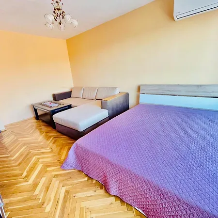 The Flower Apartment Warna